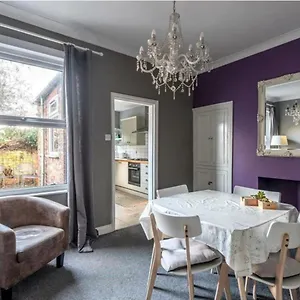 Entire 2-bedroom House With Garden York